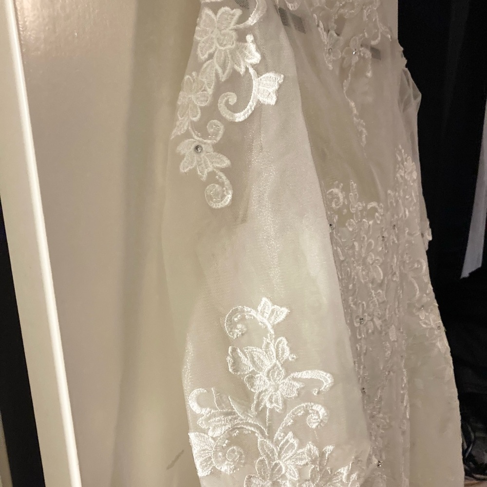 This is a beautiful size 18w wedding or special occasion dress,